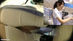 【パンチラ盗撮】「逆さHERO」超カワイイベビーショップ店員さんの白ソックスと白のパンティがエッチの画像