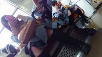 【パンチラ盗撮】電車対面三角パンチラJKちゃん達はスマホに夢中の画像