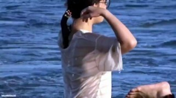 こ、これはっ！！【盗撮・ノーブラ女子】水に濡れたTシャツ～「透けブラ」や「透け乳首」が見えてる！！　の画像