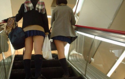 つい見てしまうエスカレータ・階段でミニスカ女子校生のクソエロい太ももを隠し撮りの画像