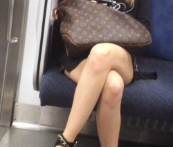電車内で脚を組んで座ってるお姉さんから目が離せないの画像