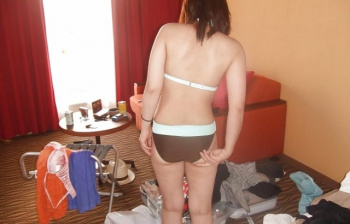 家庭内盗撮！風呂から上がった彼女の下着姿を隠し撮りしてネットに公開の画像