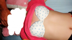 自室で眠っている女子校生の妹の服を捲り上げ盗撮するキチガイ兄貴の画像