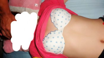 自室で眠っている女子校生の妹の服を捲り上げ盗撮するキチガイ兄貴の画像