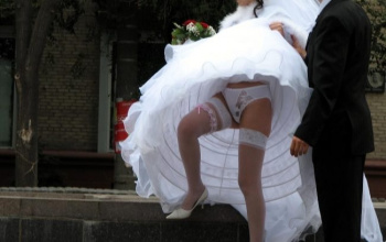 海外のウェディングドレス姿の花嫁が豪快パンチラ写真を撮られるの画像