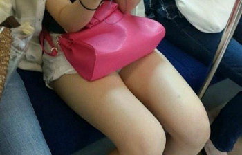 電車に乗ると対面に座る女の子の下半身が気になってしょうがないの画像