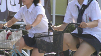 登下校中の女子校生を激写！自転車通学の制服娘がパンチラしまくりな件の画像