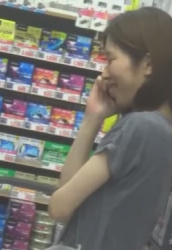 買い物中のロングスカート女子大生をこっそりパンツ隠し撮り動画の画像