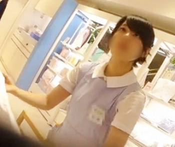 【逆さHERO】研修中の可愛いショップ店員さんをローアングル撮影の画像