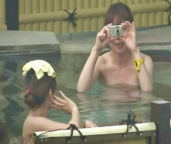 【Aquarium】カメラに向かってハイ、ポーズ☆露天風呂でインスタ映えを狙う女子旅中の二人の画像