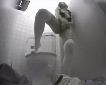 院内職員用トイレに隠しカメラを設置！夜勤看護婦のストレス発散オナニーの盗撮に成功！の画像