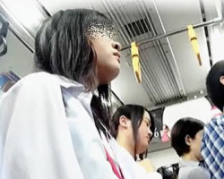 電車内で女子校生を逆さ撮り！制服の下に隠されていた過激なゼブラ柄Pの画像