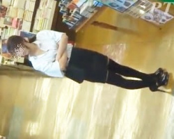 書店で見かけたニーハイ美女をロックオン！背後からこっそり白黒ブロックチェックのパンツを逆さ撮りの画像