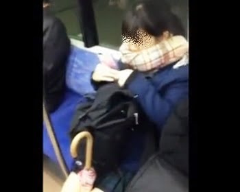 電車で見かけた黒髪美少女をストーキング！エスカレーターでスカートめくり撮りの画像