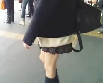 駅で見かけた女子校生ばかりを狙い撃ち！こっそりスカートめくり撮りして可愛い柄P大量GET！の画像
