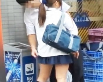 これは裏山けしからんｗｗｗ手クセの悪い彼氏に何度もスカートめくりされる制服美少女の画像