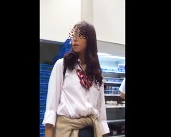 コンビニで見かけたギャル女子校生たちを逆さ撮りの画像