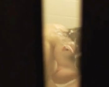 民家風呂覗き　浴室窓の隙間から入浴中のお嬢さんを隠し撮りの画像