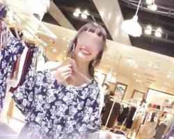 ぱっつんヘアが可愛らしい愛嬌たっぷりなショップ店員を逆さ撮りの画像