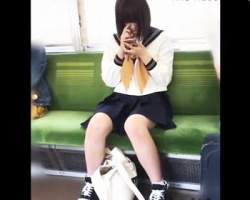 電車で見かけた遅刻登校中の女子校生を追跡逆さ撮りの画像