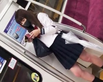 電車で見かけた帰宅女子校生を逆さ撮りの画像
