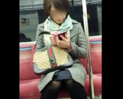 移動中もずっとスマホを触ってる注意力散漫な淑女を余裕の逆さ撮りの画像