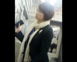 電車で見かけたショートヘアのお姉さんを追跡逆さ撮りの画像