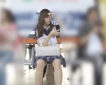 駅ベンチで股開きっ放しでスマホを弄っている女子校生を隠し撮りの画像