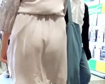 パンツ透けてるお嬢さんを追跡撮りの画像