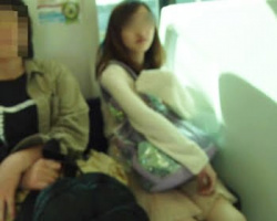 電車移動するお姉さんの跡をつけてスカートめくり撮りの画像