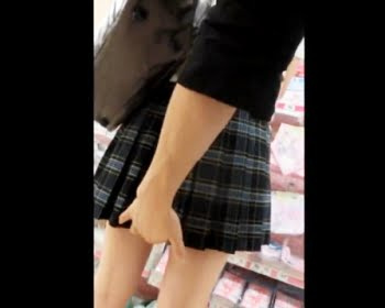 何をやっても気付かない鈍感な女子校生の周りを何往復もしながら隠し撮りの画像