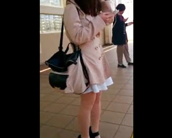 ずっとスマホを弄ってる警戒心ゼロのお嬢さんをストーキング隠撮の画像