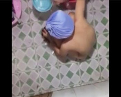 天井に仕掛けたカメラで入浴中の女性を隠し撮りの画像