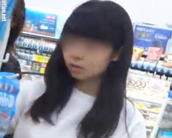 買い物中の私服女子校生風のお嬢さんを隠し撮りの画像