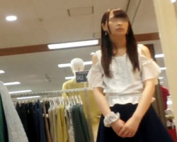 売り場で商品整理していた美少女系ショップ店員を隠し撮りの画像