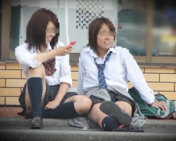 コンビニ前で地べた座りして駄弁る女子校生二人組を隠し撮りの画像