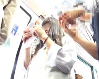 電車で下校中の女子校生をこっそり隠し撮りの画像
