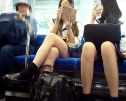 対面に座ったGAL女子校生二人組を隠し撮りの画像