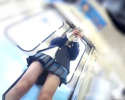 電車で見かけたミニスカ紺ソ女子校生を左右前後の全方位から逆さ撮りの画像