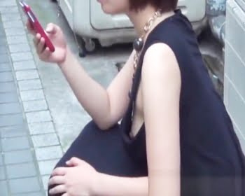 街撮り胸チラまとめ　街中で乳ポロしてる女性を隠し撮りの画像