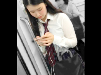 【パンチラ盗撮】電車内でスマホイジってる黒髪ロングの制服女子校生のサテンパンティをこっそり隠し撮りｗ【素人投稿｜個人流出】の画像