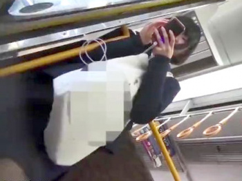 【パンチラ盗撮】ミニスカギャルJK電車内でスマホに夢中で無防備になってるパンツをこっそり隠し撮り【素人投稿｜個人流出】の画像