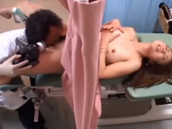 《診察動画》仕切りカーテン越しにエロ医師から変態診察を受ける女性を隠し撮り盗撮の画像