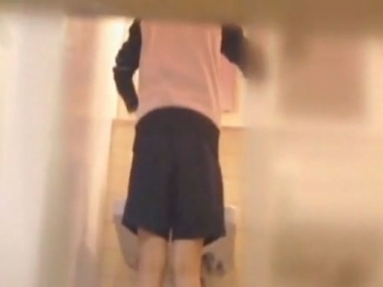 《トイレ動画》試合会場にいた美少女を女子トイレで隠し撮り盗撮の画像