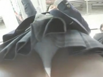 《パンチラ動画》電車で通学中のスカート丈が短いJKをフロントから隠し撮り盗撮の画像