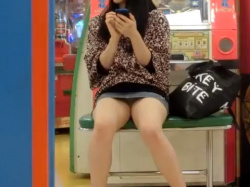 《パンチラ動画》ショッピングモールの小さなゲーセンにて可愛い女子のパンティを隠し撮り盗撮の画像