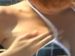 《胸チラ動画》サンオイルを塗ってる最中に乳首がポロリしちゃうギャルを隠し撮り盗撮の画像
