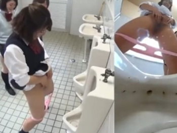 《排泄動画》女子トイレが使えず男子トイレで小便するJKを隠し撮り盗撮の画像