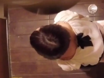 《排泄動画》カフェのトイレにカメラ仕掛けてお姉さんたちを隠し撮り盗撮の画像