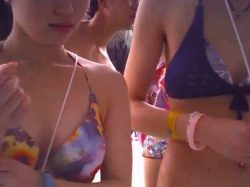 《胸チラ動画》プールへ遊びに来ていた水着女子たちの胸元を隠し撮り盗撮の画像